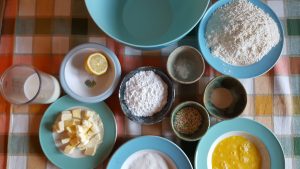 ingredienti burro farina zucchero uova limone in ciotoline su un tavolo